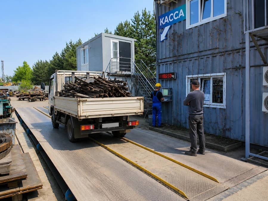 Взвешивание черного металлолома на автомобильных весах